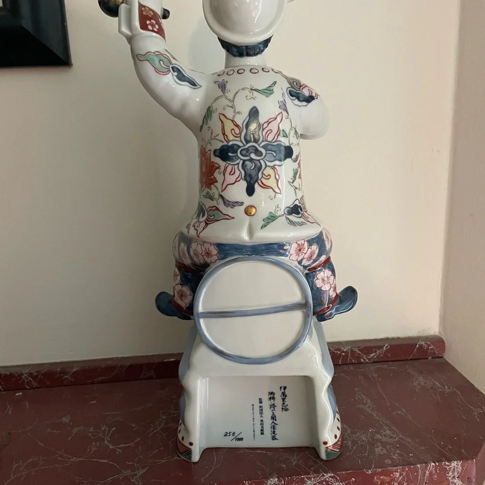 Imari ware Dutch man sitting on a barrel - Picture 4 of 7